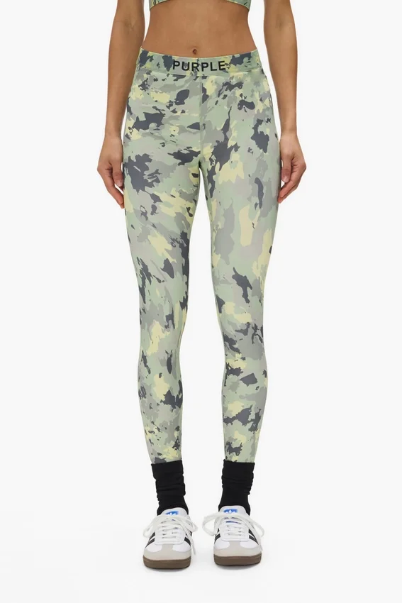 Leggings in nylon con stampa mimetica dipinta