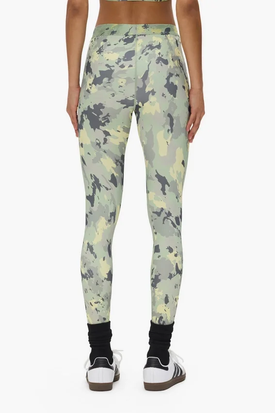 Leggings in nylon con stampa mimetica dipinta