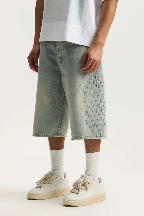 P070 Shorts con monogramma in rilievo