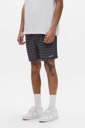 Pantaloncini con monogramma a cubi su tutto il capo