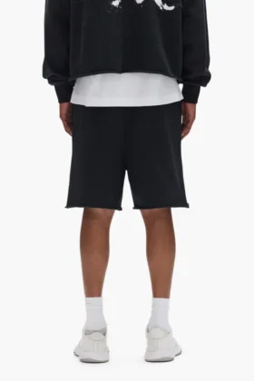 Pantaloncini con scritta dipinta