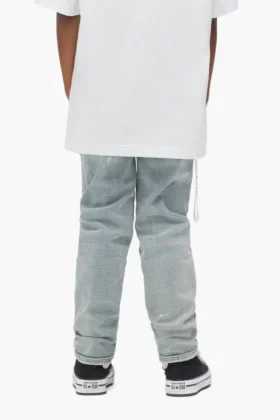 Pantaloni da bambino in indaco chiaro con effetto “paint repair”