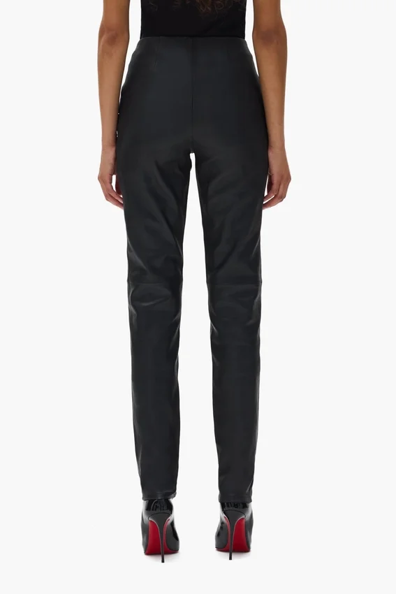 Pantaloni in pelle con zip a V