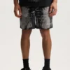 Shorts con cristalli consumati su tutto il capo