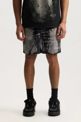 Shorts con cristalli consumati su tutto il capo