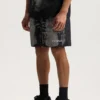 Shorts con cristalli consumati su tutto il capo