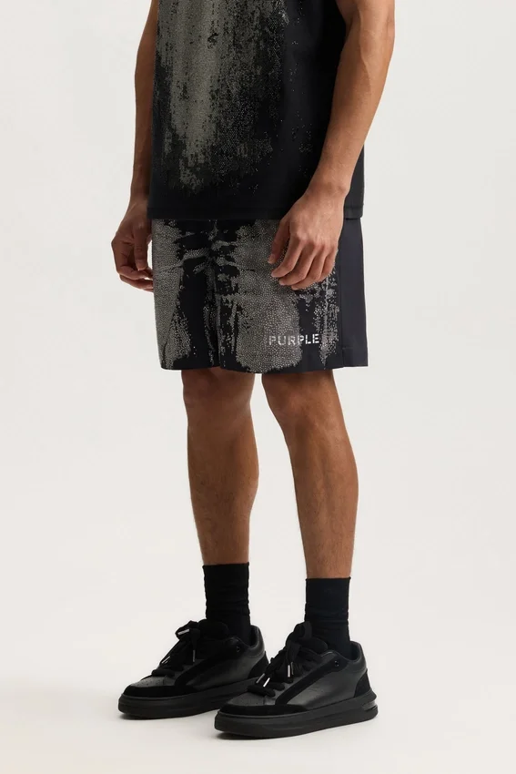 Shorts con cristalli consumati su tutto il capo