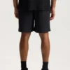 Shorts con cristalli consumati su tutto il capo