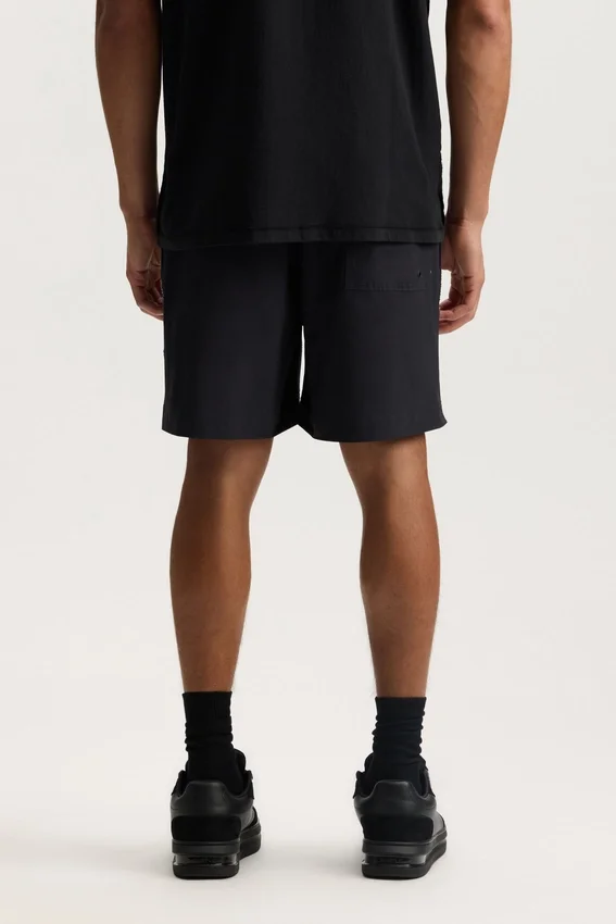 Shorts con cristalli consumati su tutto il capo