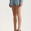 Shorts tagliati con logo bling