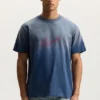T-shirt con scritta in corsivo obliquo