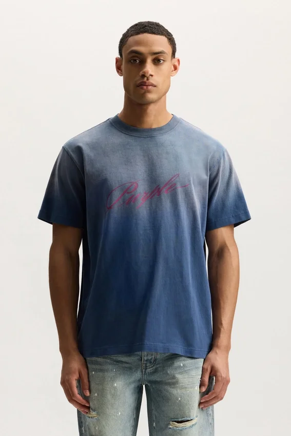T-shirt con scritta in corsivo obliquo