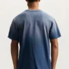 T-shirt con scritta in corsivo obliquo