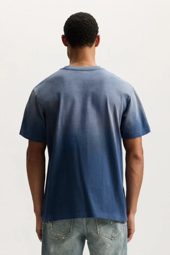T-shirt con scritta in corsivo obliquo