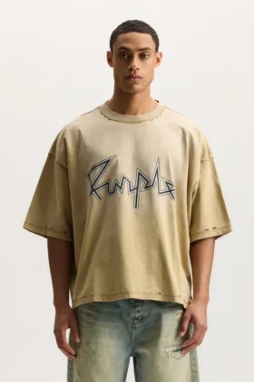 T-shirt con scritta “Voltage”