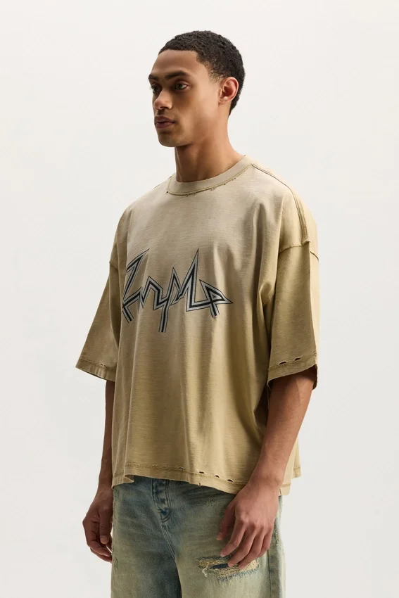 T-shirt con scritta “Voltage”