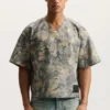 T-shirt in pelle con stampa mimetica dipinta