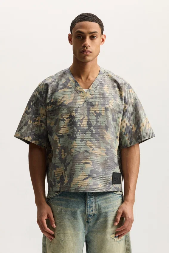 T-shirt in pelle con stampa mimetica dipinta