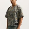 T-shirt in pelle con stampa mimetica dipinta