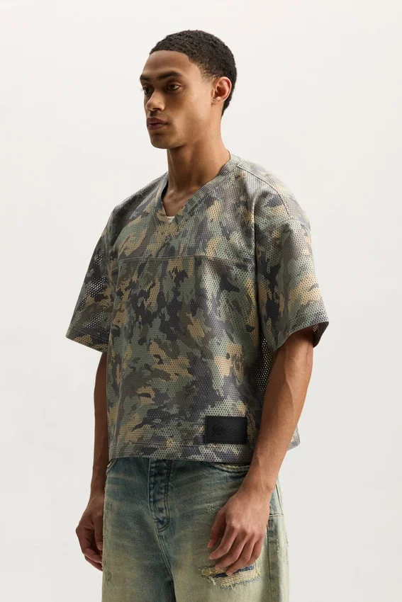 T-shirt in pelle con stampa mimetica dipinta
