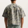 T-shirt in pelle con stampa mimetica dipinta
