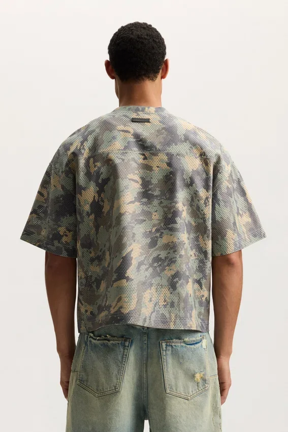 T-shirt in pelle con stampa mimetica dipinta